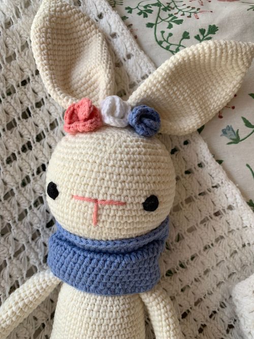 Conejo amigurumi blanco con bufanda azul