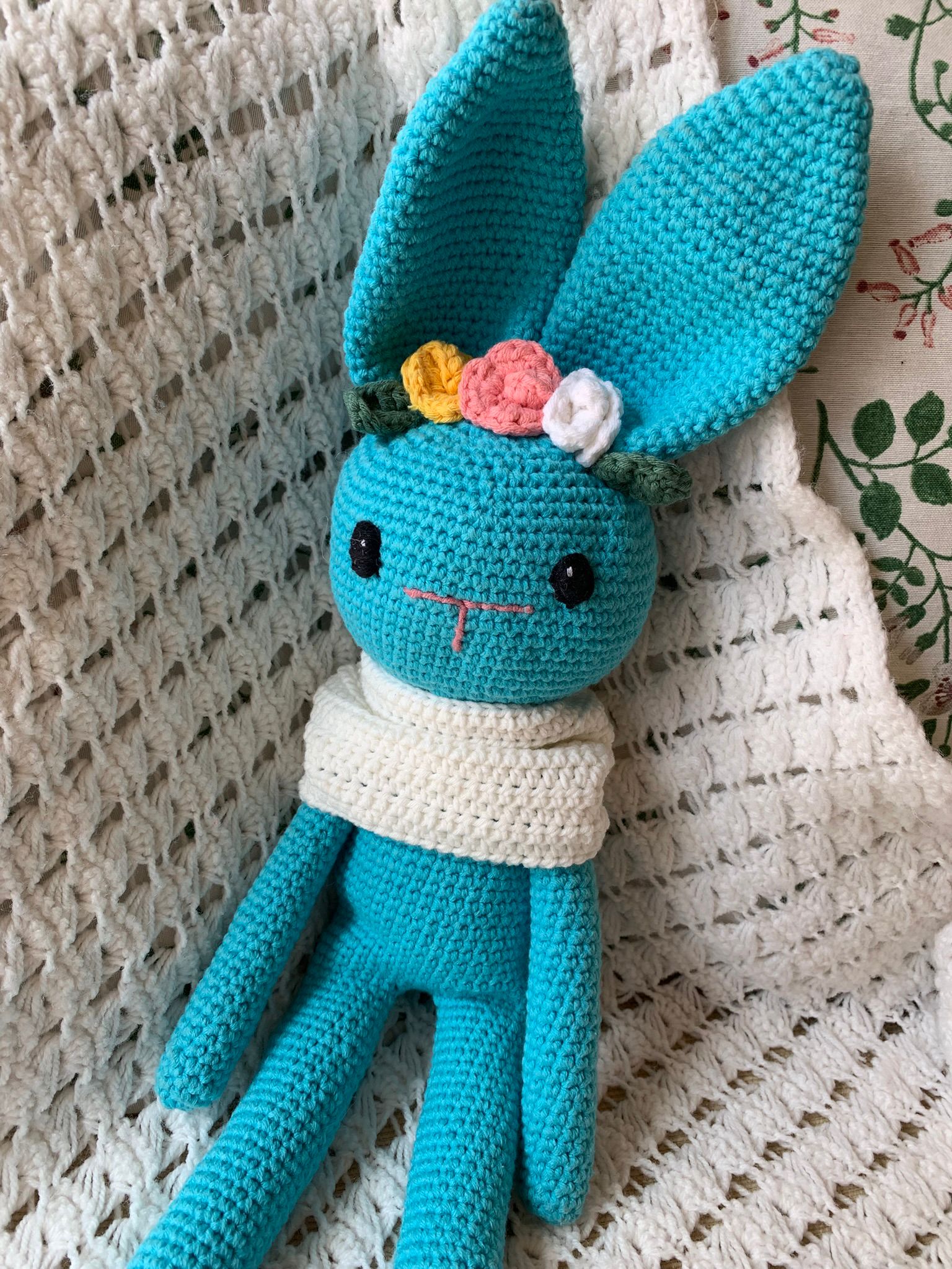 Conejo amigurumi azul con bufanda blanca - Imagen 2