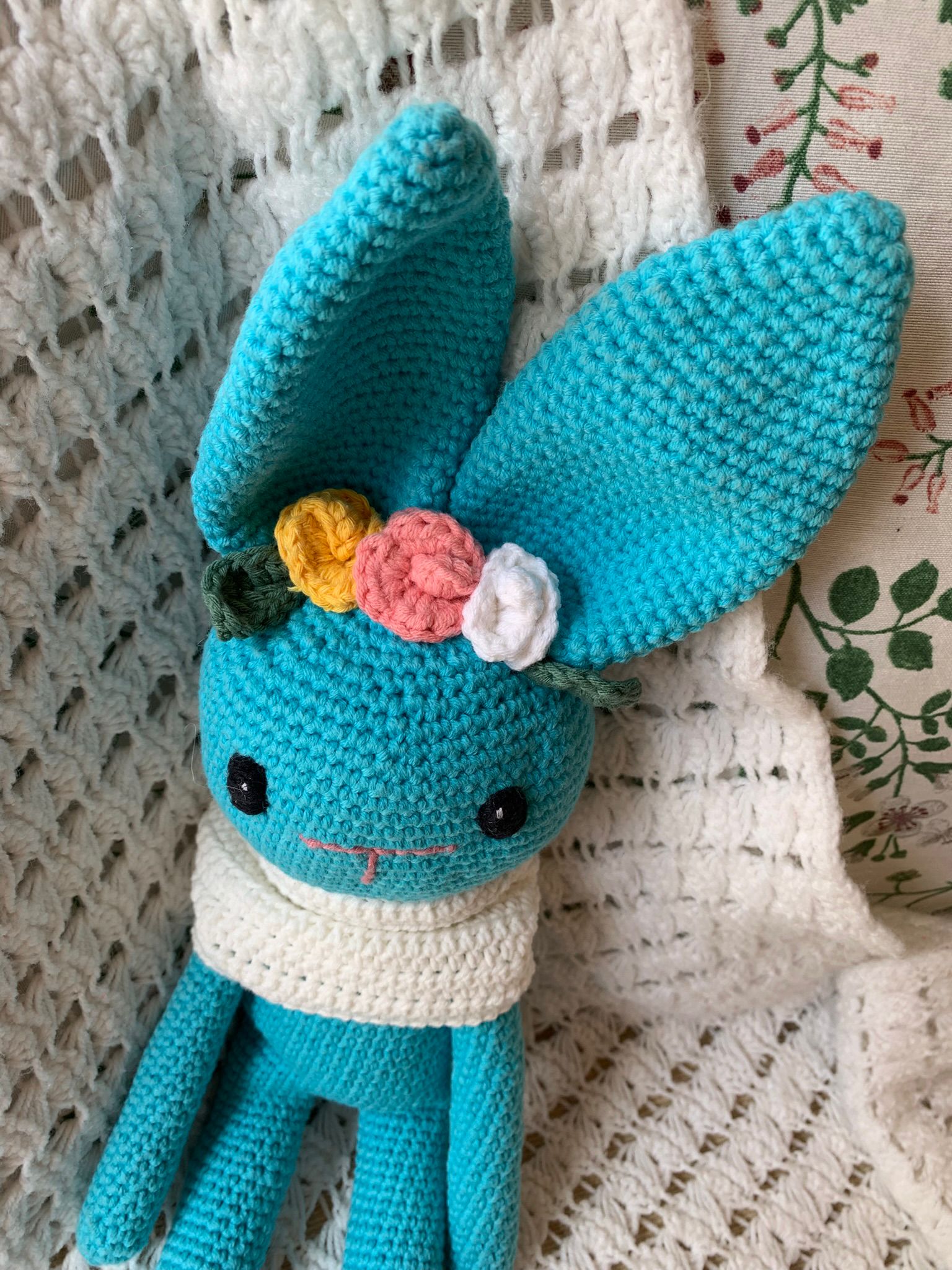 Conejo amigurumi azul con bufanda blanca - Imagen 3