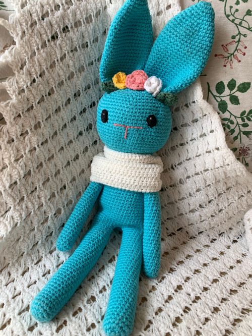 Conejo amigurumi azul con bufanda blanca