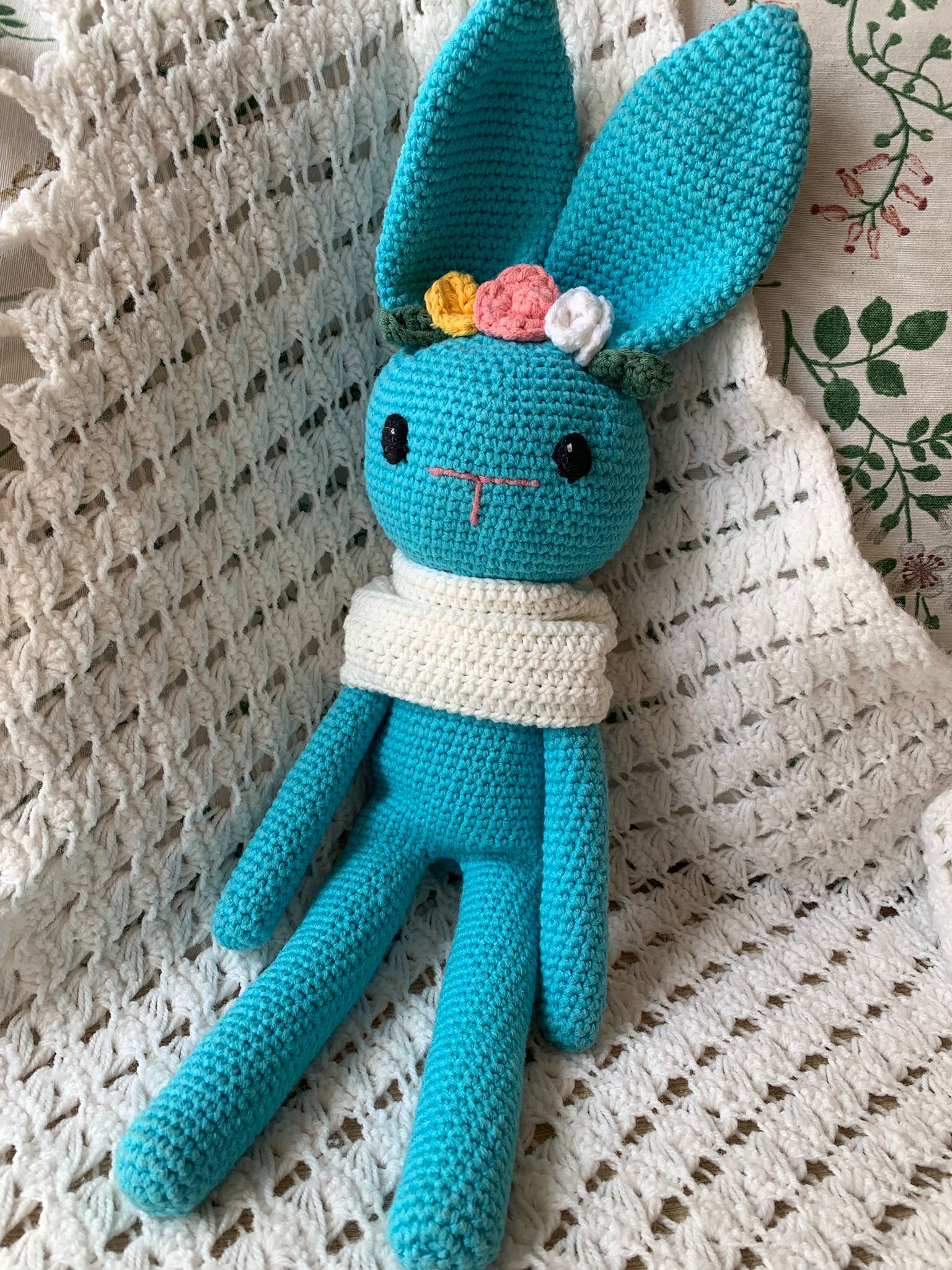 Conejo amigurumi azul con bufanda blanca