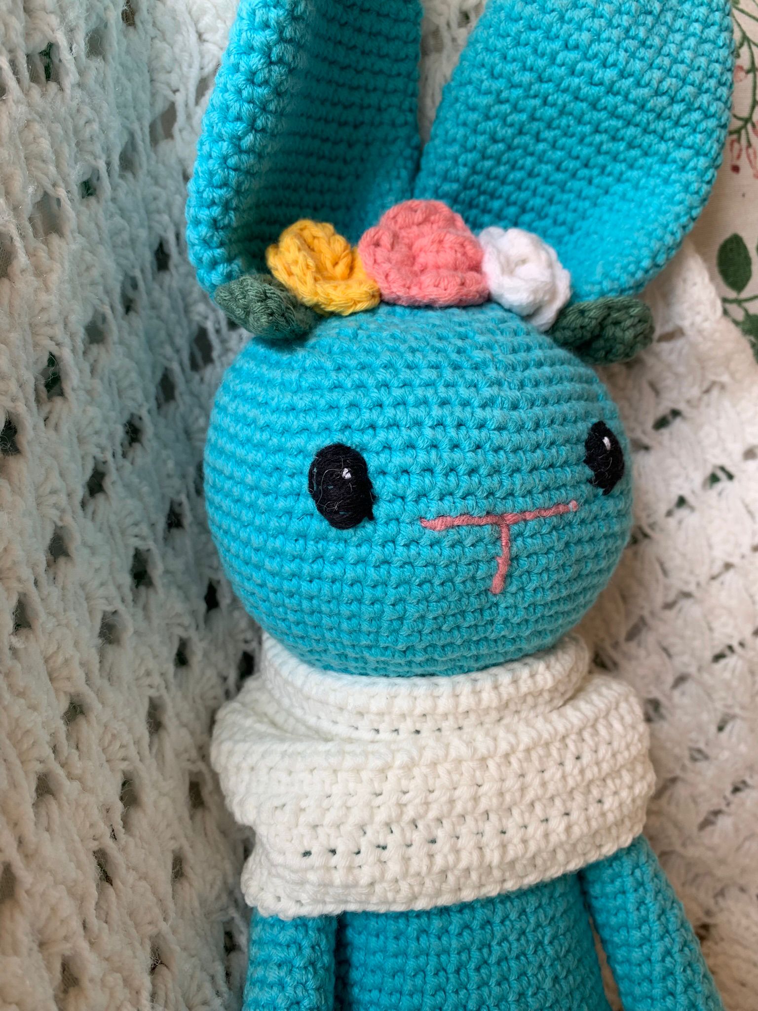 Conejo amigurumi azul con bufanda blanca - Imagen 4