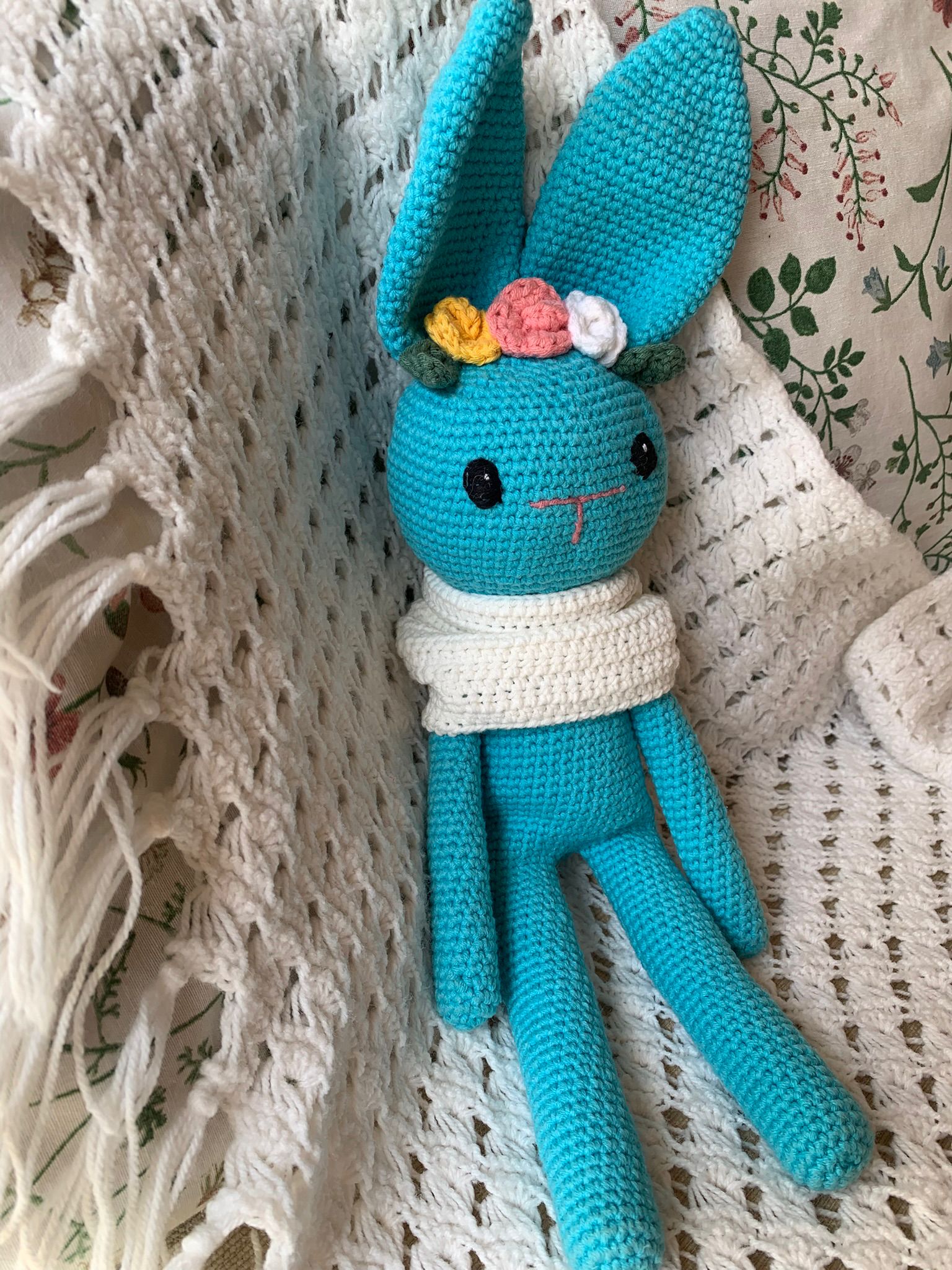 Conejo amigurumi azul con bufanda blanca - Imagen 6