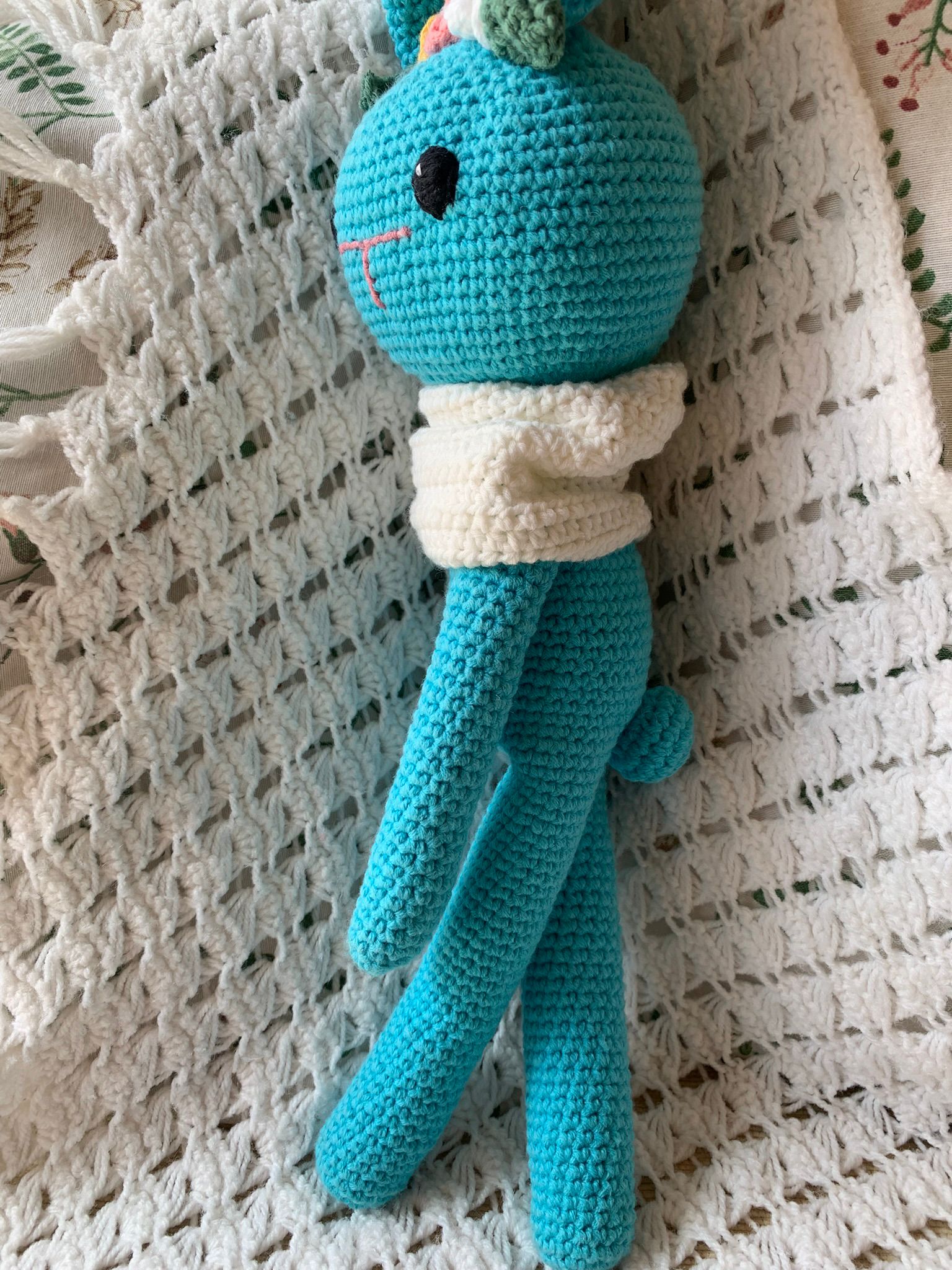 Conejo amigurumi azul con bufanda blanca - Imagen 7