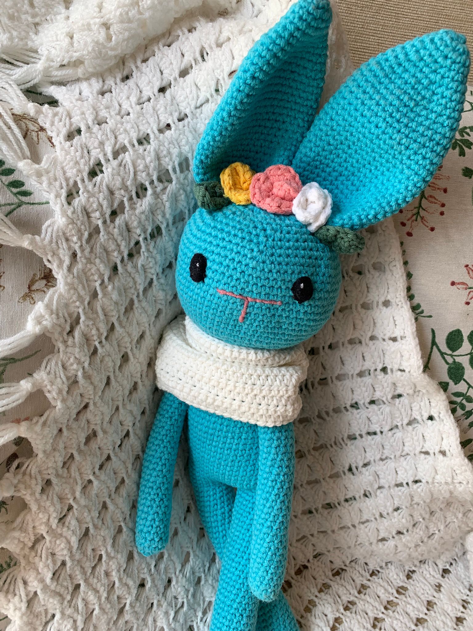 Conejo amigurumi azul con bufanda blanca - Imagen 8