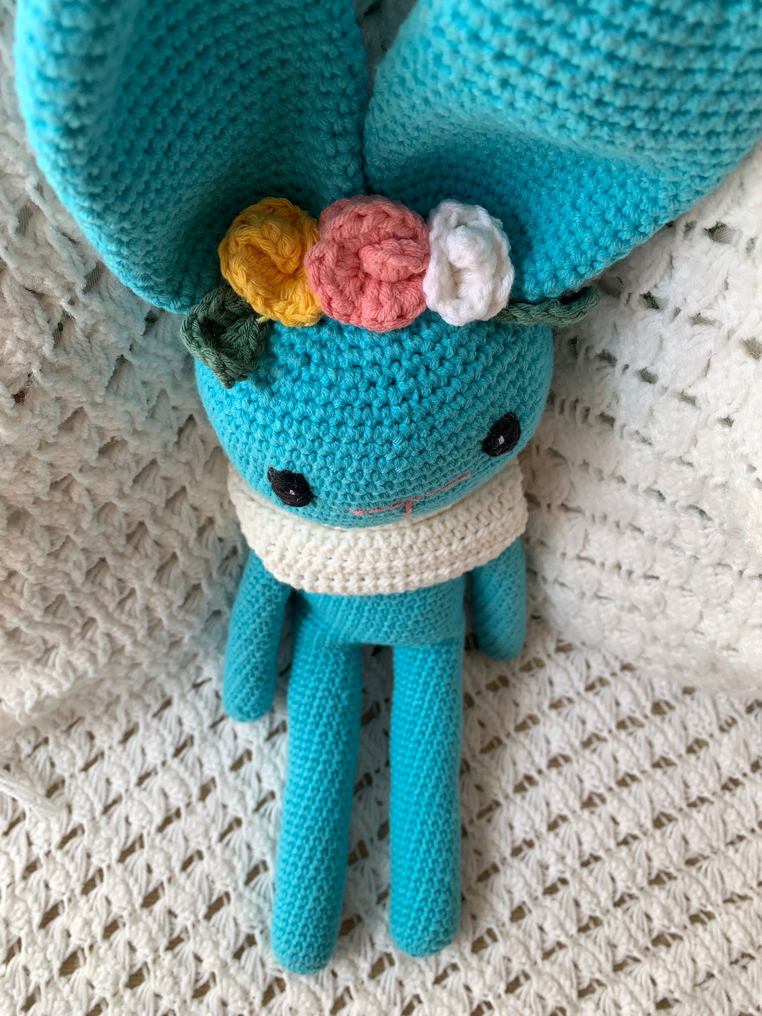 Conejo amigurumi azul con bufanda blanca - Imagen 9