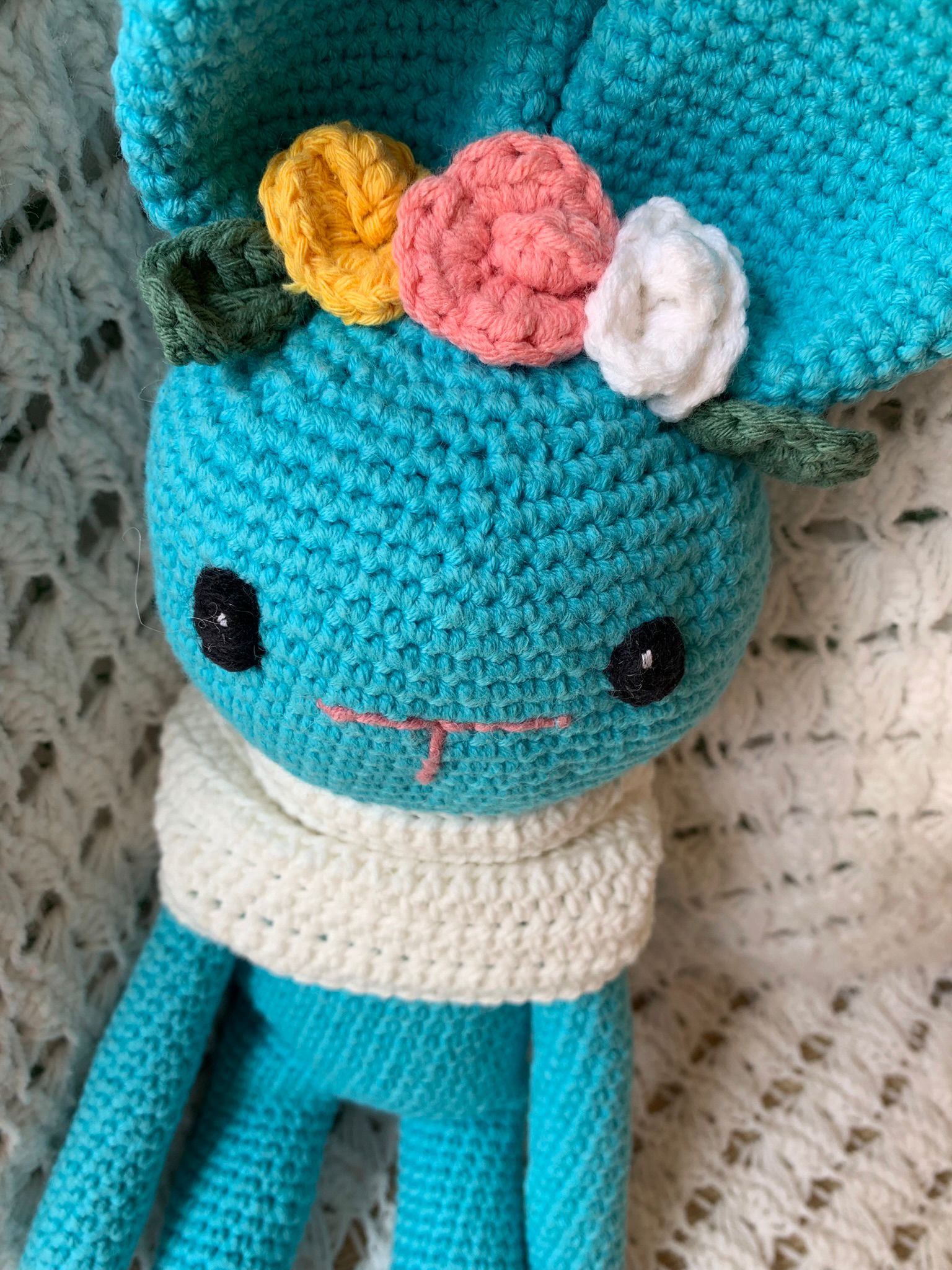 Conejo amigurumi azul con bufanda blanca - Imagen 10
