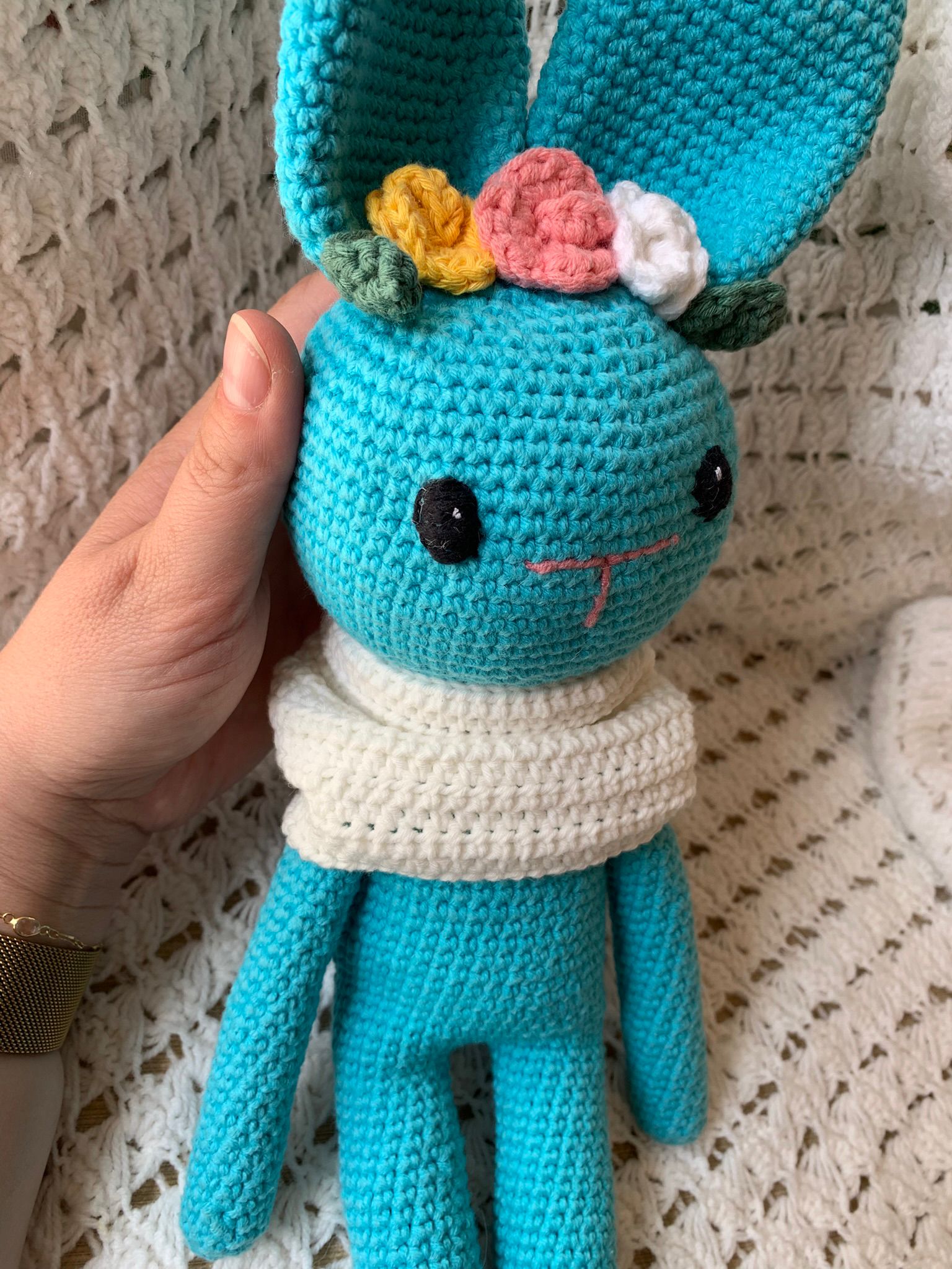 Conejo amigurumi azul con bufanda blanca - Imagen 11