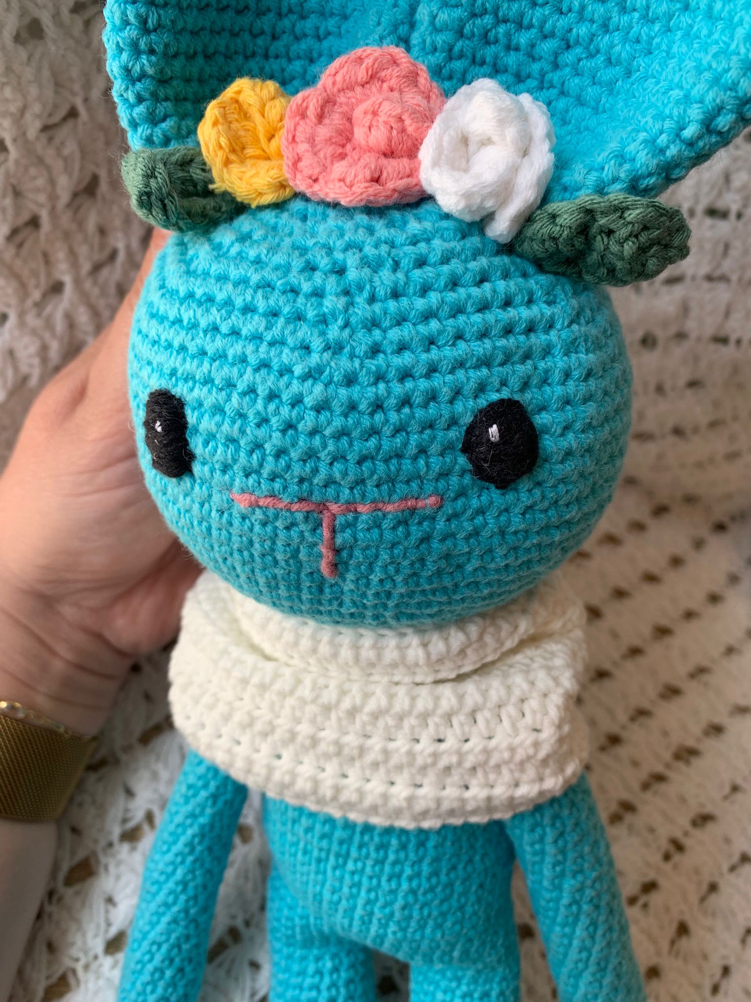 Conejo amigurumi azul con bufanda blanca - Imagen 12