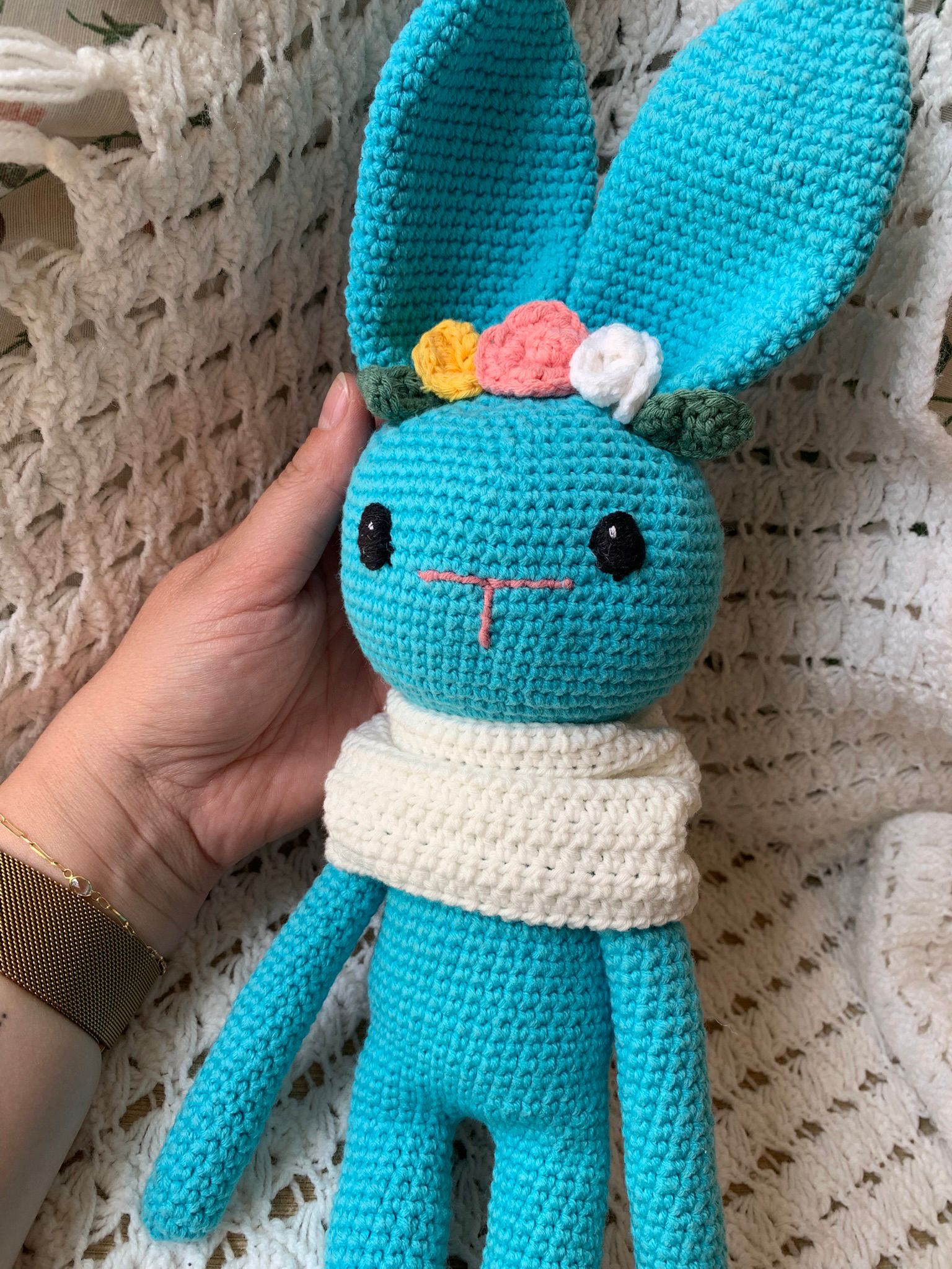 Conejo amigurumi azul con bufanda blanca - Imagen 13