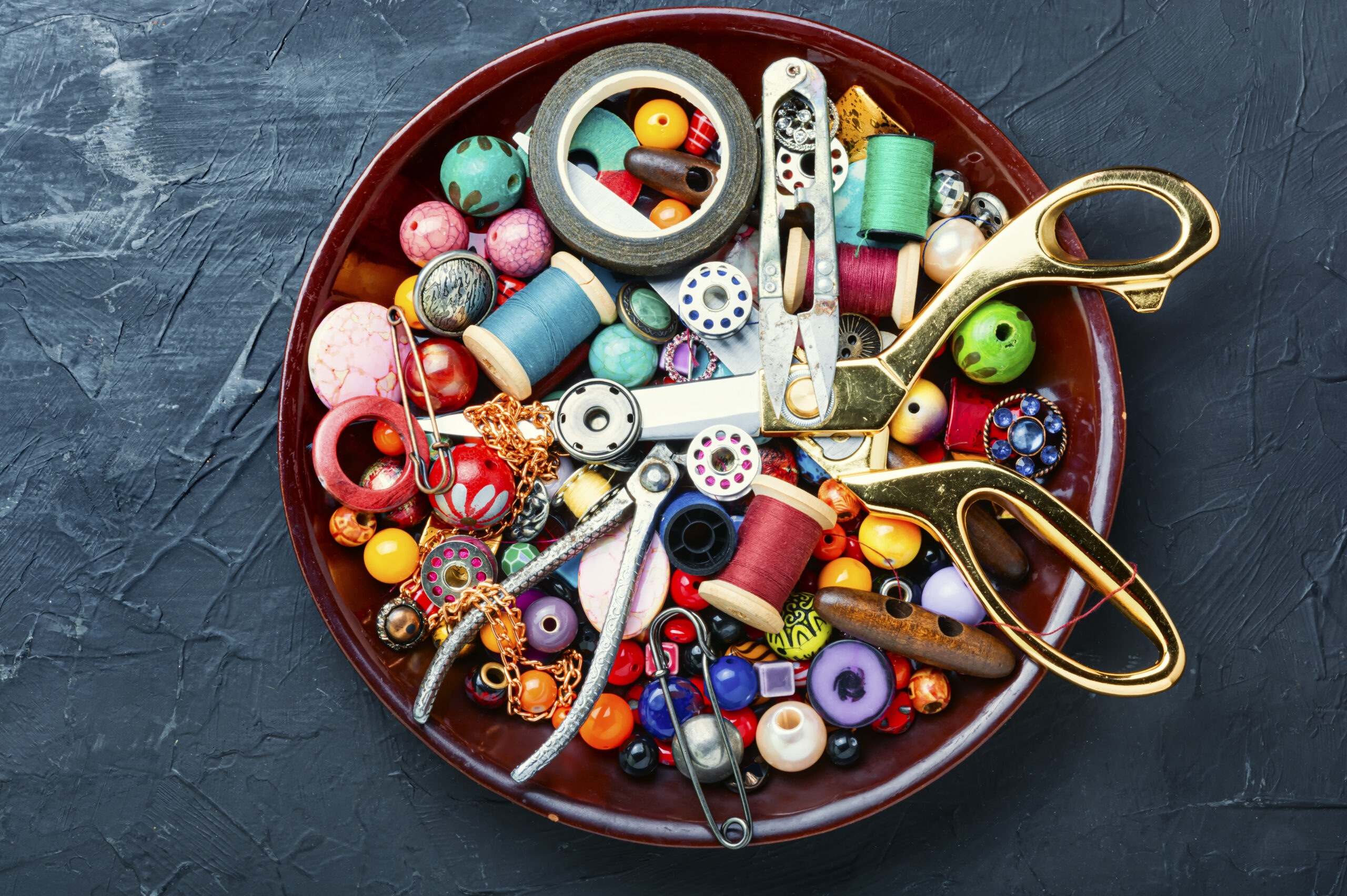 botones de diferentes colores y perlas