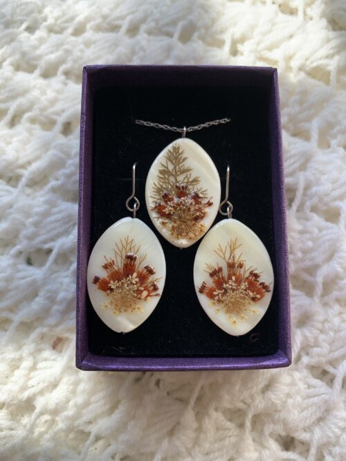 Conjunto collar y pendientes nacar con Flores rojos