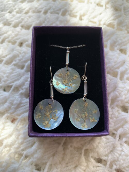 Conjunto collar y pendientes concha azul