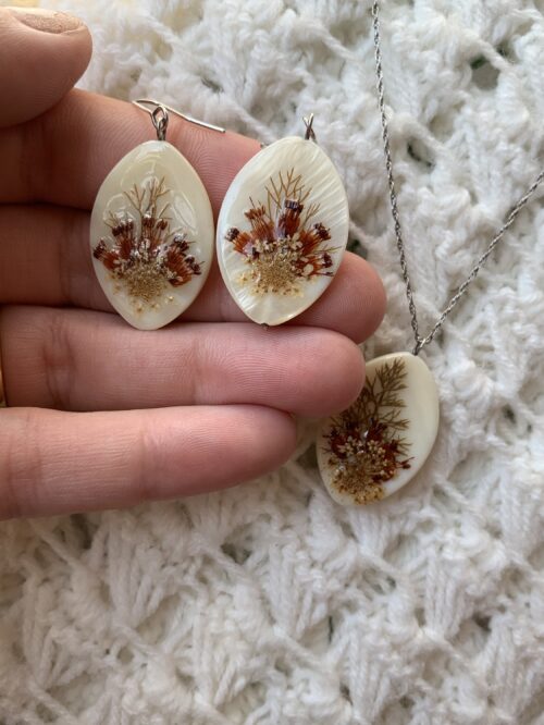 Conjunto collar y pendientes nacar con Flores rojos