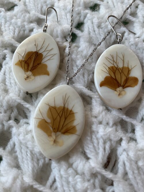 Conjunto collar y pendientes de nacar con plantas verdes