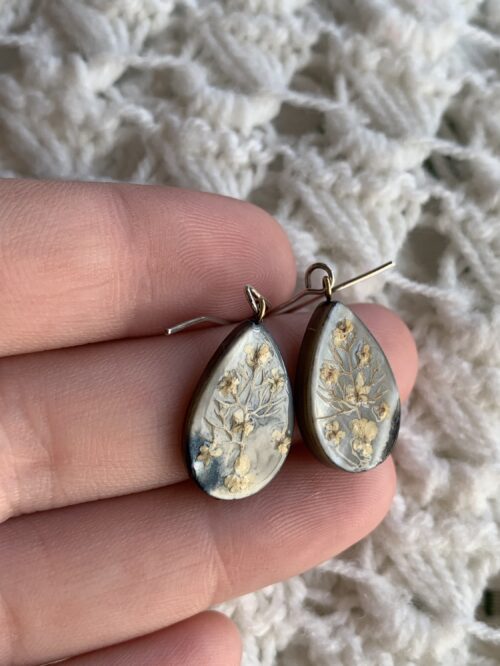 Pendientes lagrima abalon con flores naturales