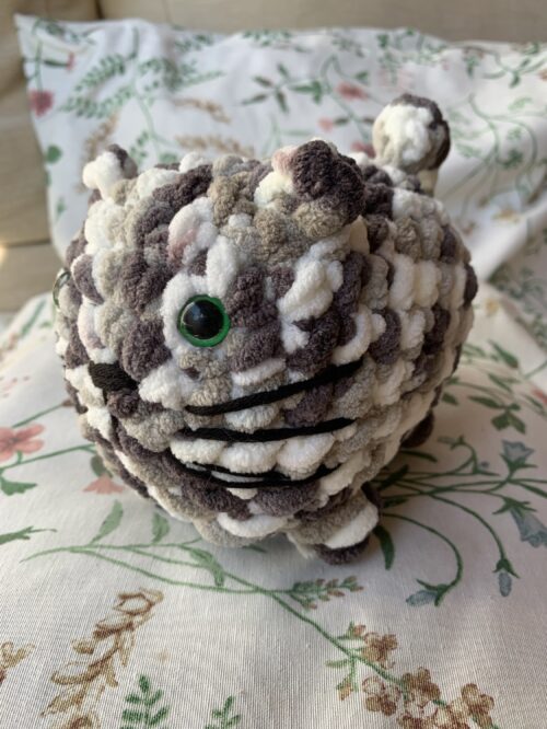 Gato amigurumi tigre gris