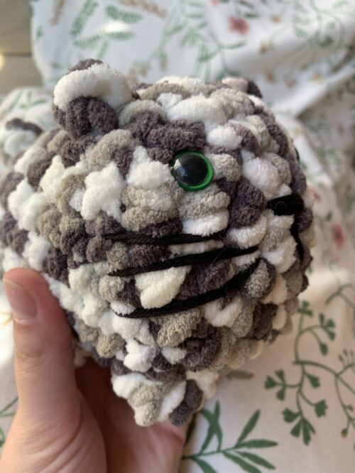 Gato amigurumi tigre gris
