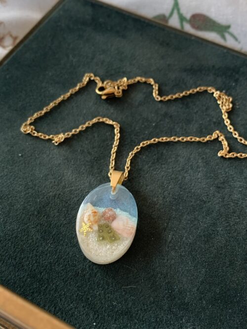 Collar de resina con conchas y cadena de color oro