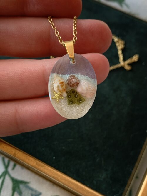 Collar de resina con conchas y cadena de color oro