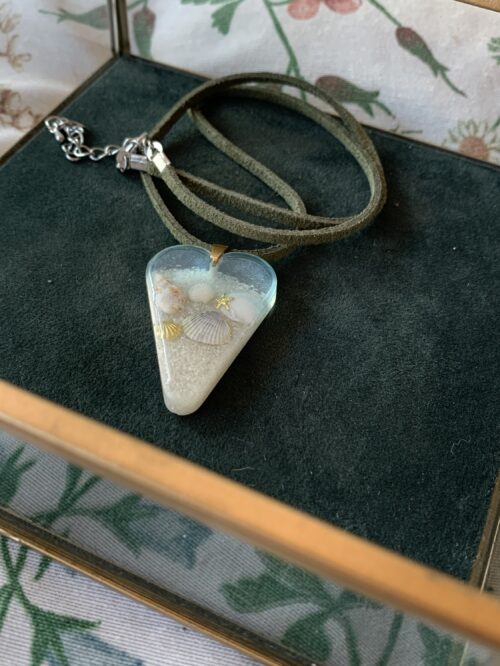 Collar corazón de resina con conchas y cordón