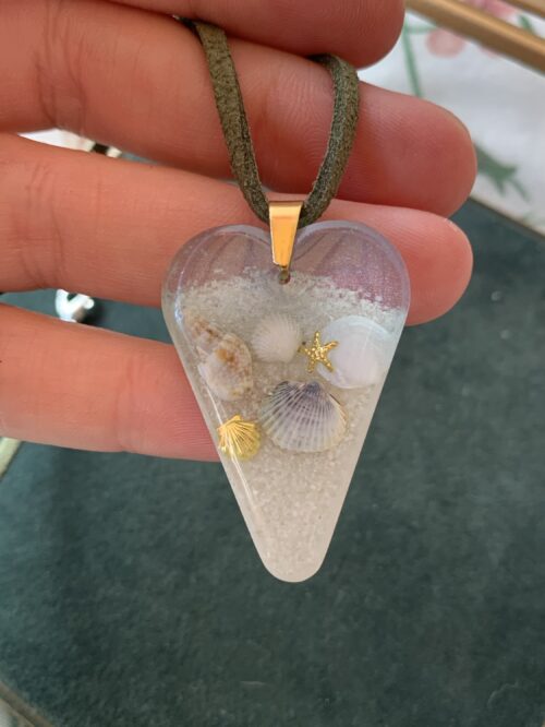 Collar corazón de resina con conchas y cordón