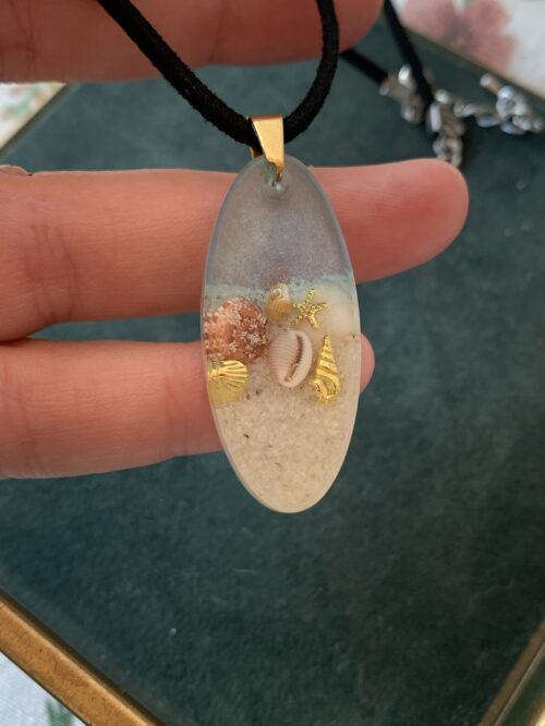 Collar ovalado de resina con conchas y cordón