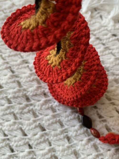 Molinillo de viento de ganchillo color rojo