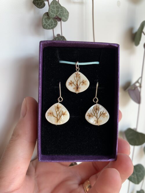 Conjunto pandantivo y pendientes artesanales pequeños de nácar