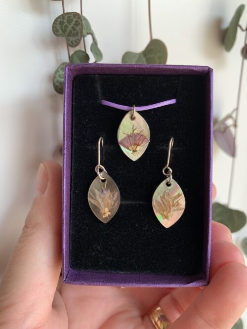 Conjunto pandantivo y pendientes piesas pequeñas de abalón con Bougainvillea