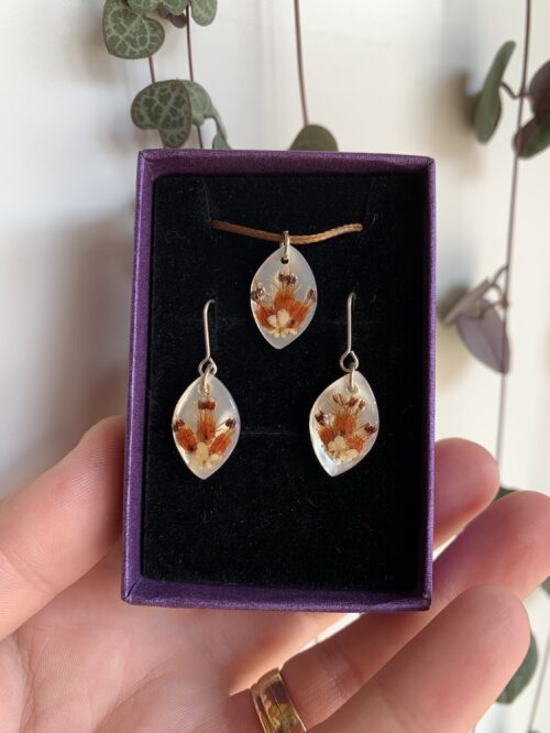 Conjunto pandantivo y pendientes lagrimas pequeñas de abalón con flores rojos