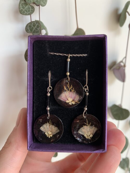 Conjunto collar y pendientes concha tenida y flor de Bougainvillea