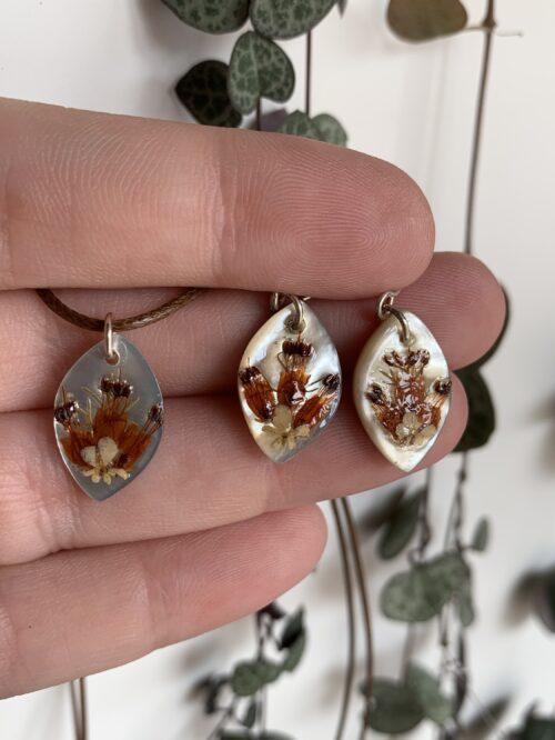 Conjunto pandantivo y pendientes lagrimas pequeñas de abalón con flores rojos