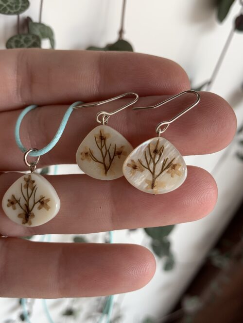 Conjunto pandantivo y pendientes artesanales pequeños de nácar