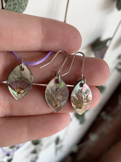 Conjunto pandantivo y pendientes piesas pequeñas de abalón con Bougainvillea