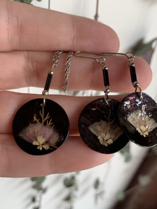 Conjunto collar y pendientes concha tenida y flor de Bougainvillea