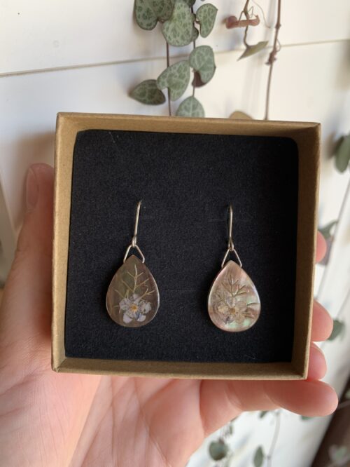 Pendientes de abalón con flor de No-me-olvides