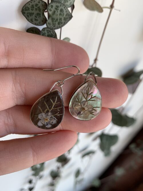 Pendientes de abalón con flor de No-me-olvides