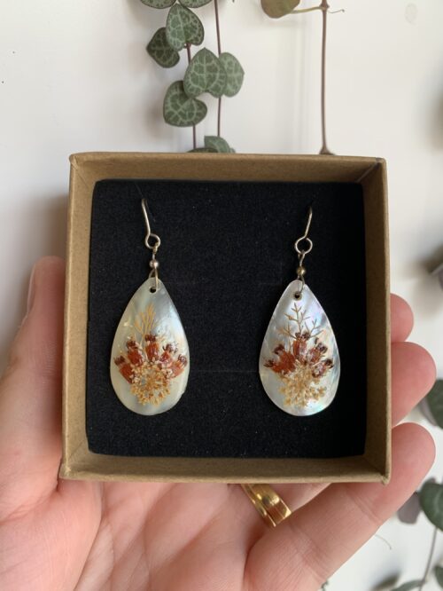 Pendientes nácar fino y flores naturales rojos