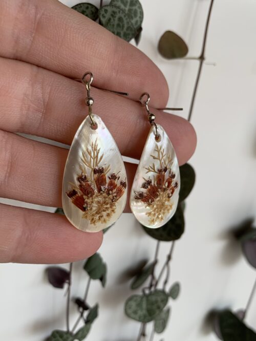 Pendientes nácar fino y flores naturales rojos