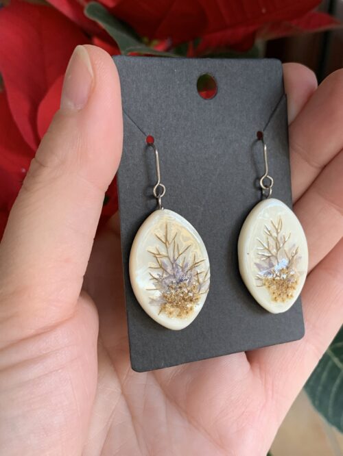 Pendientes de nacar blanco y flores