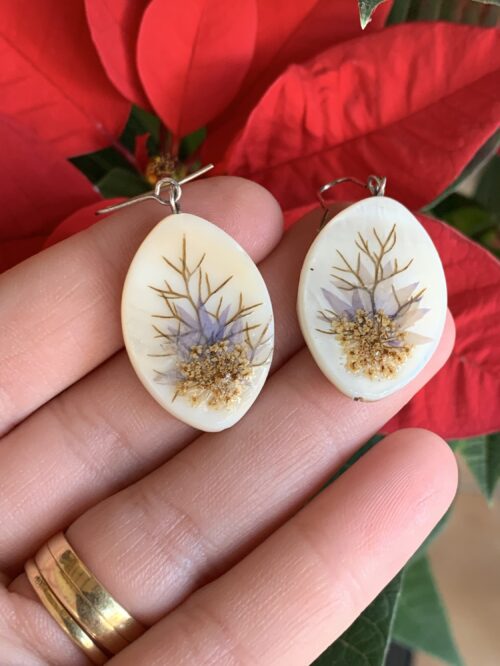 Pendientes de nacar blanco y flores