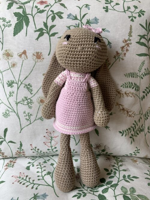 Coneja amigurumi vestida de color rosa