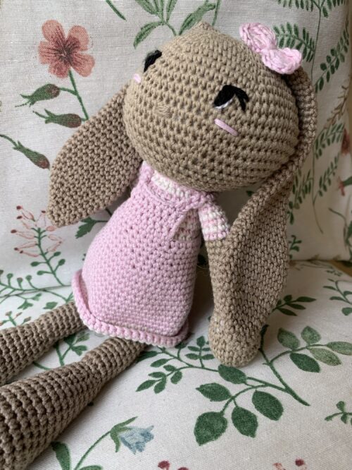 Coneja amigurumi vestida de color rosa