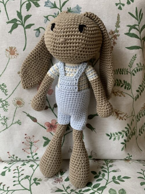 Conejo amigurumi pantalones de color azul