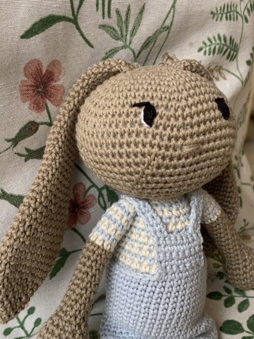 Conejo amigurumi pantalones de color azul