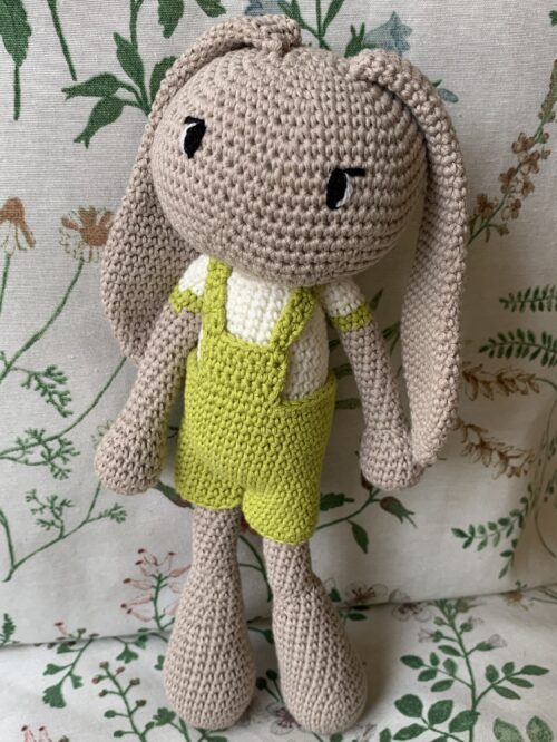Conejo amigurumi pantalones color verde