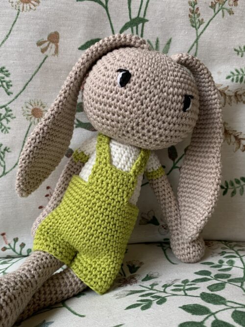 Conejo amigurumi pantalones color verde