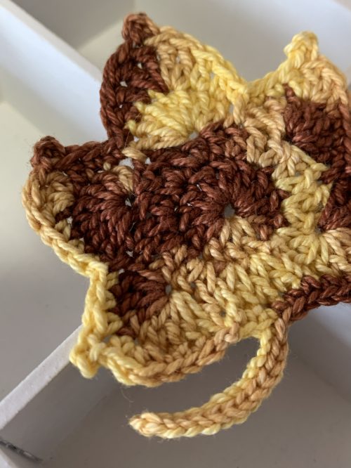 Broche hoja de arce marrón