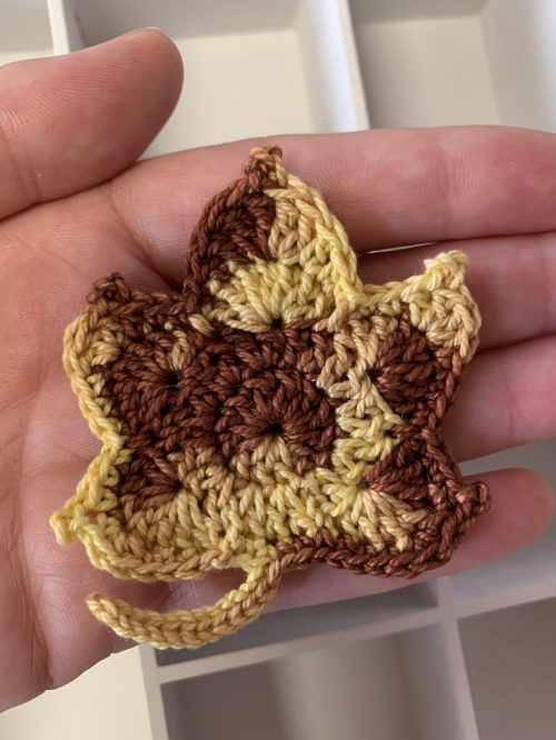 Broche hoja de arce marrón